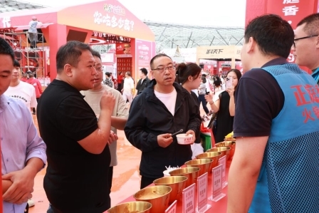 庭香火锅麻酱携免加伴侣装亮相2025重庆火博会pg电子模拟器免费试玩革新传统蘸料体验! 正(图2) 庭香火锅麻酱携免加伴侣装亮相2025重庆火博会pg电子模拟器免费试玩革新传统蘸料体验! 正(图2)